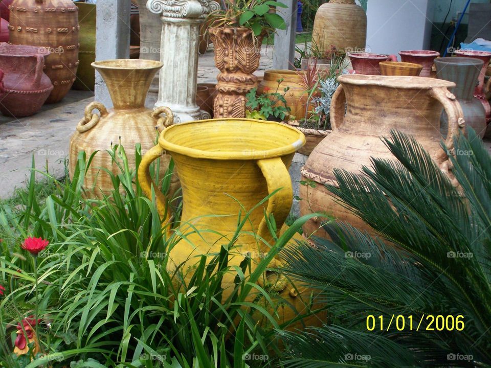 Artesanías de Barro en el Jardin. barro hecho a mano y acomodado para decoración de jardines