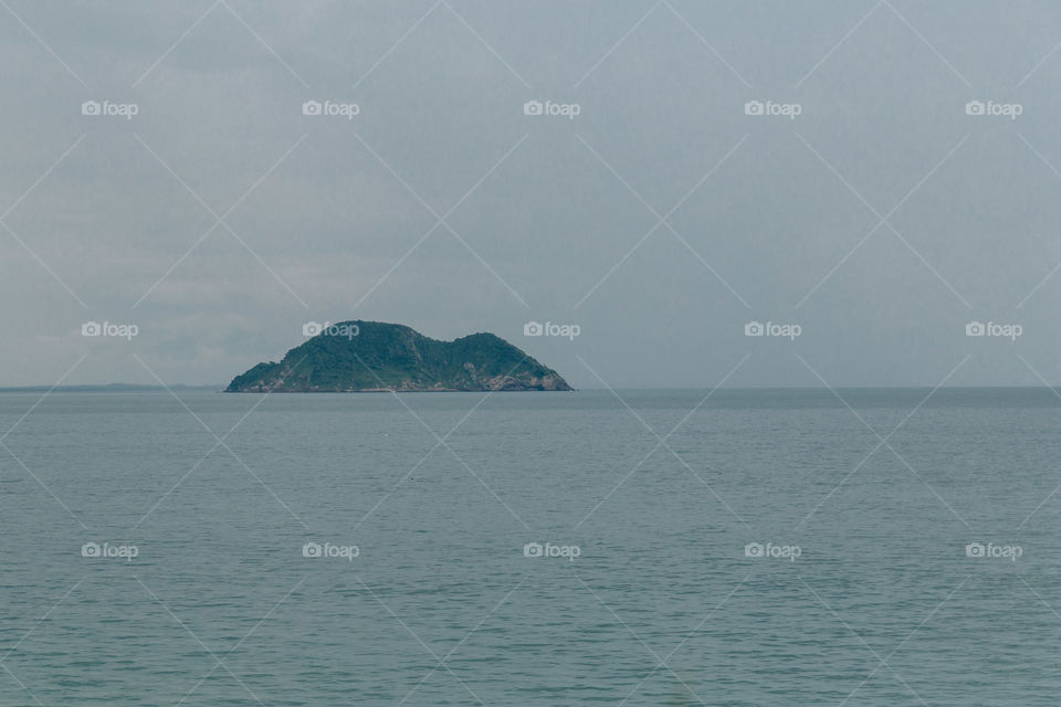 Praia com paisagem linda e fantástica no Brasil, na região do Lagos no Rio de Janeiro, em Búzios. Uma ilha incrível de conhecer!