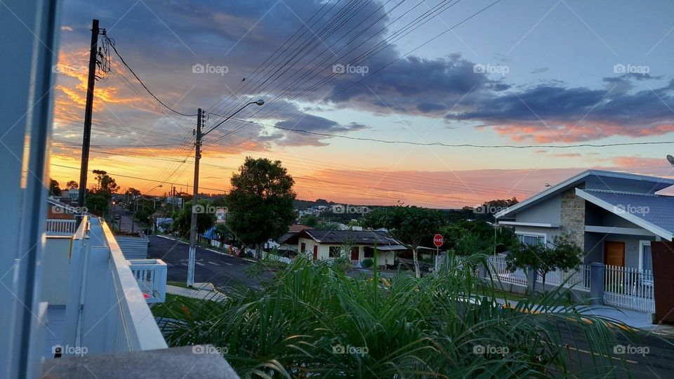 A tardezinha colorida arrasta o sol e anuncia a chegada da noite, enquanto as pessoas se refugiam no seu lar.