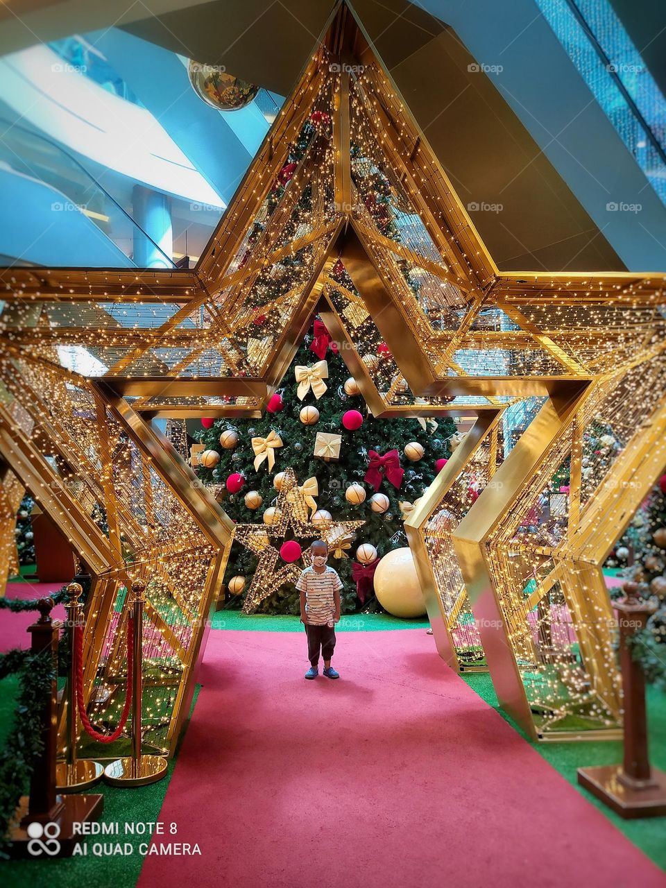 estrela de enfeite de natal no shopping com luzes dando destaque no formato de estrela