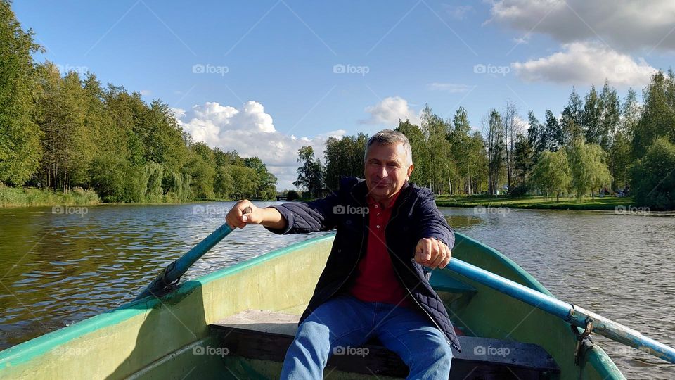 Elderly man on a rowing boat on the lake 💦🚣