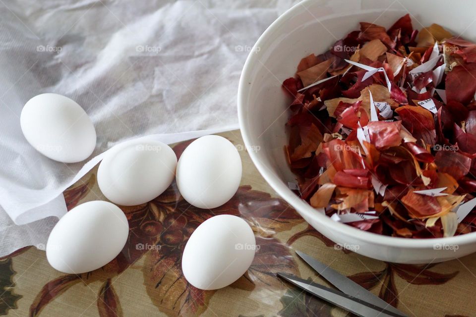 Colouring Easter eggs with onion skins