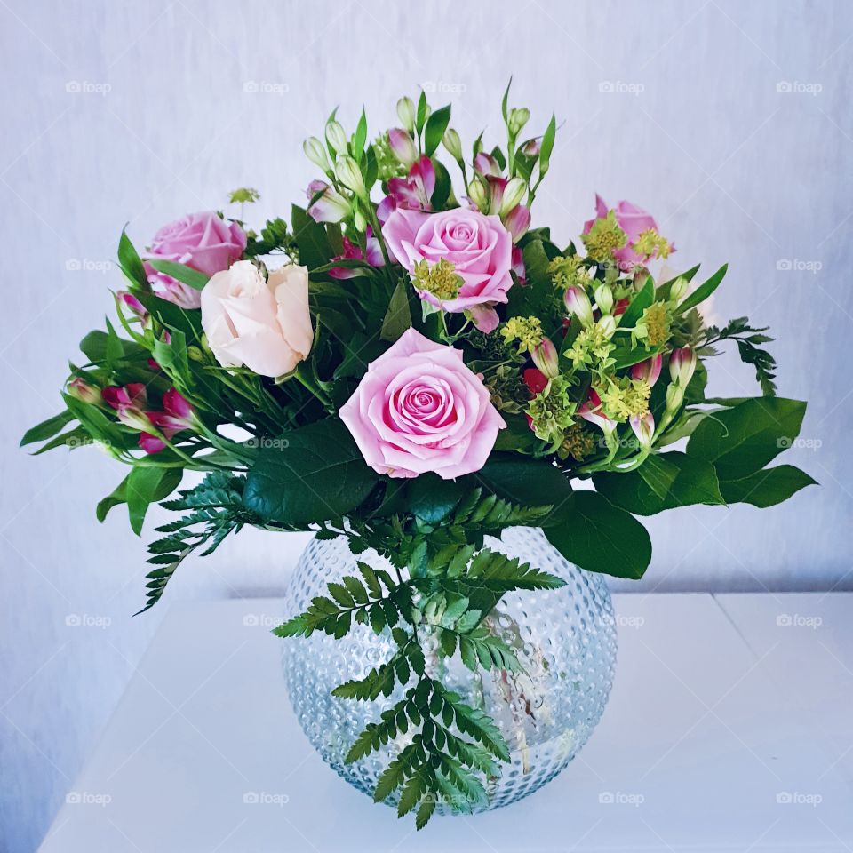 Rose bouquet in round bubble bubbly vase , rosor bukett rund bubblig vas 