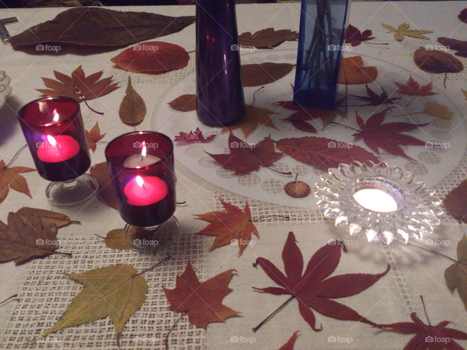 decorating the table with leafs