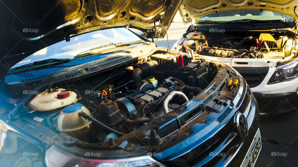 Carros, motores, capôs abertos, oficina, defeitos.