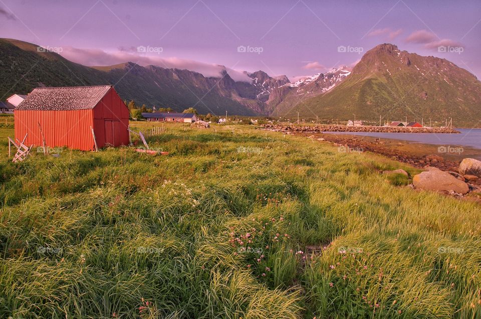 Those red barns in Scandinavia look so picturesque. 