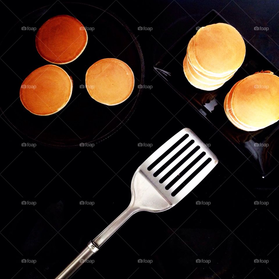 Baking pancakes for breakfast 