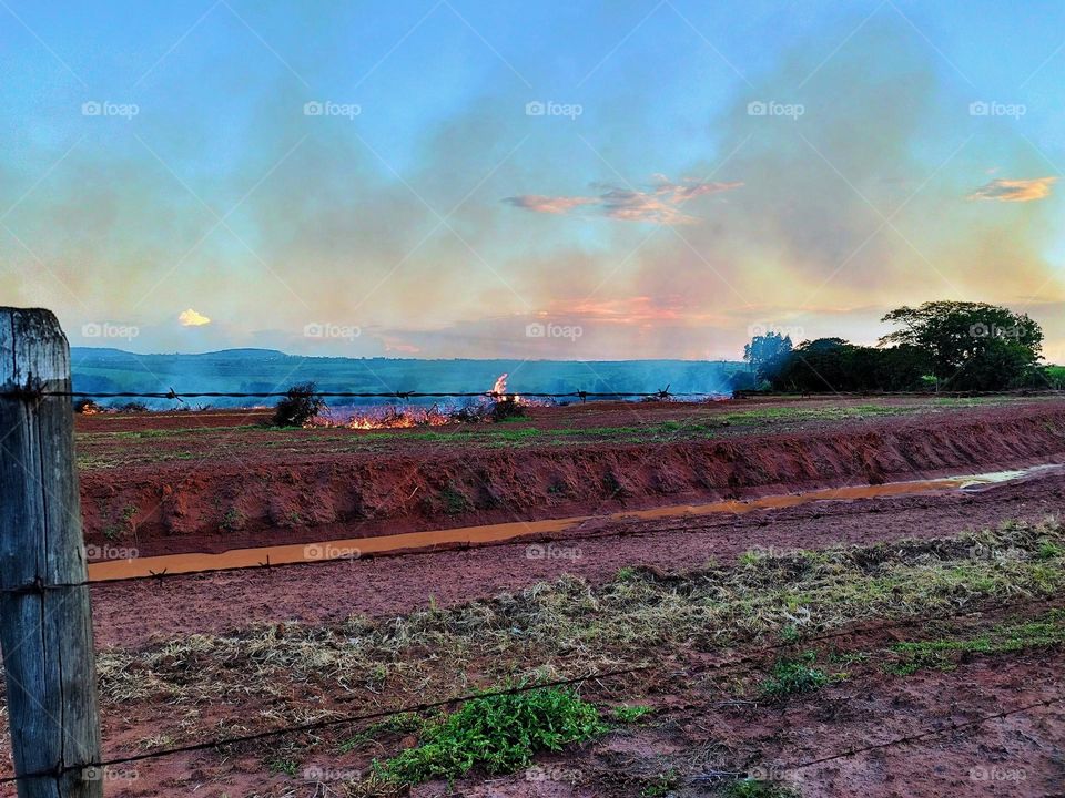 A dangerous practice in the interior of the state of São Paulo, Brazil, is burning. They are banned, but even so, some people still do.