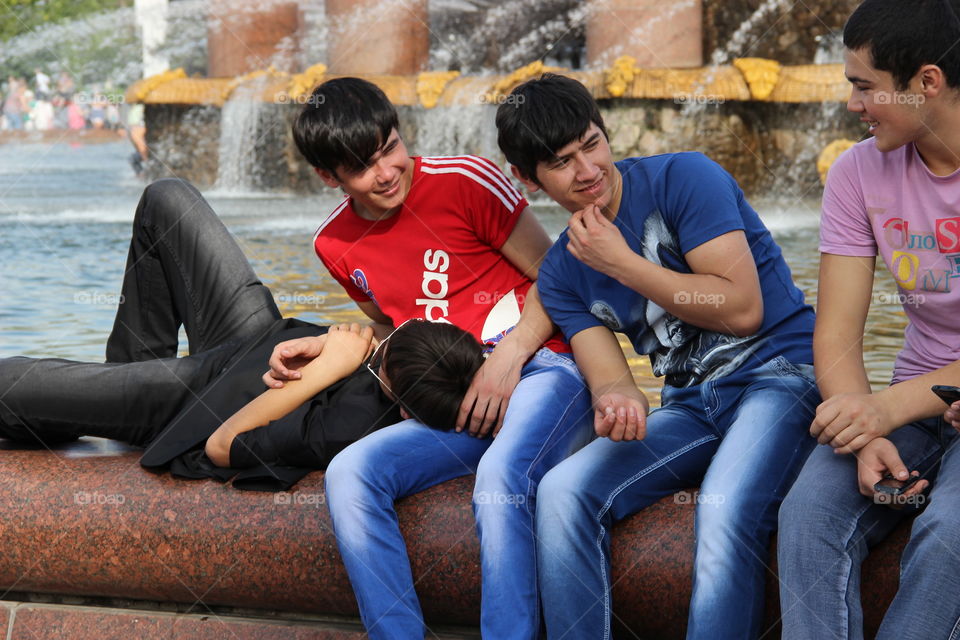 молодые ребята возле фонтана