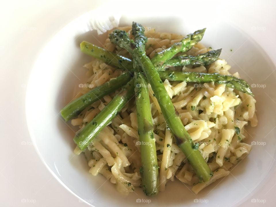 Pici toscani all'aglio orsino con punte d'asparagi verdi