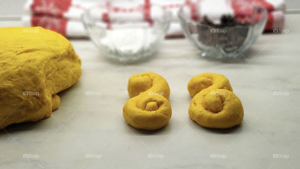 Bake Swedish saffron buns for Christmas - bakar lussekatter till jul och Lucia 