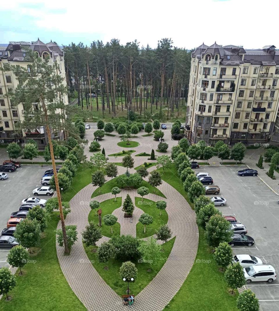 Жилой квартал в лесной зоне пригород Киева . Вид с балкона на внутренний дворик.