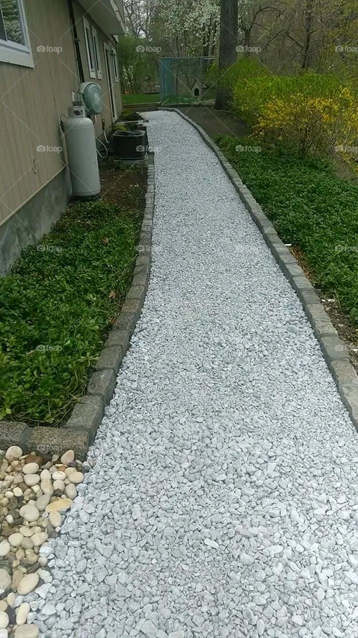 The image embodies a natural natural plate of the mountains of nature, where green agricultural stands are graded on the slopes as if they were lines of a poem, which fog harmoniously wrapped, and clouds hugged them in the mountain knife and the whis