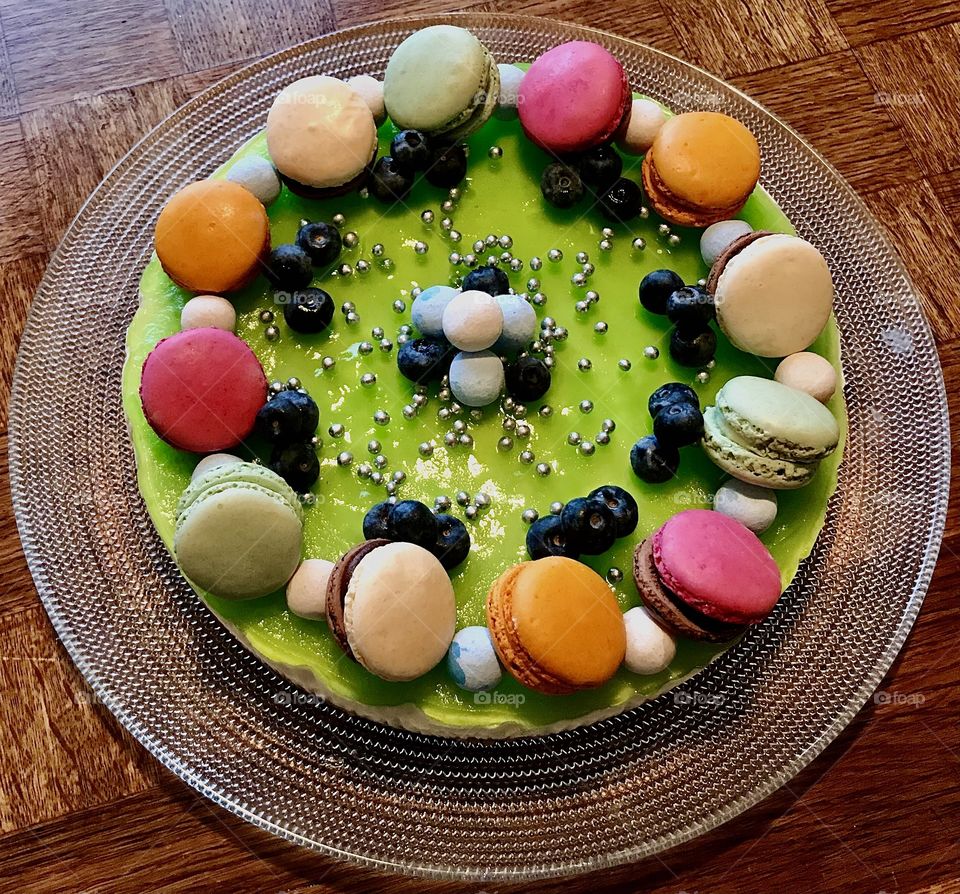 Sweet lime cheesecake with macarons