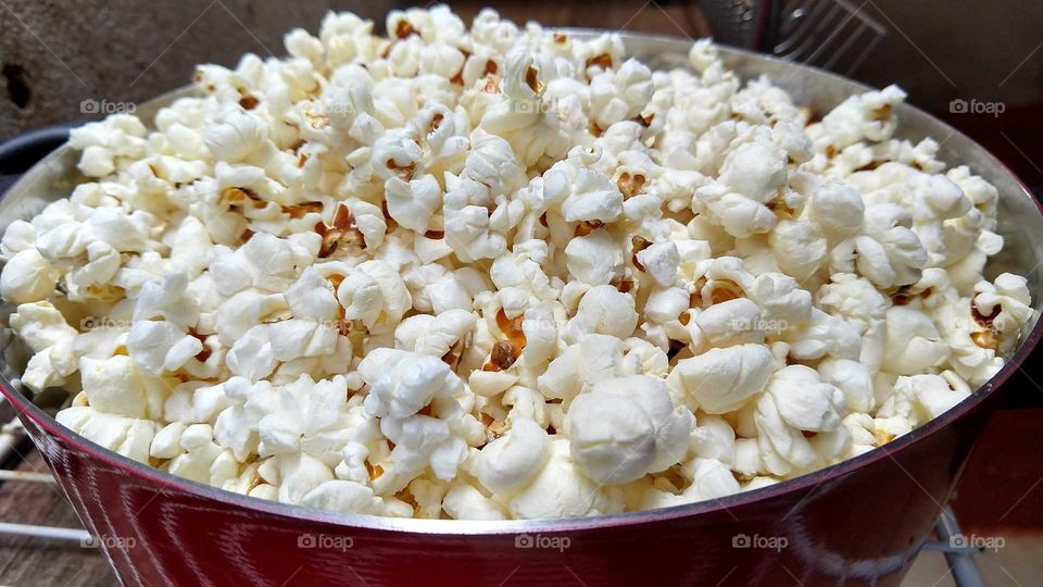 Muito gostoso comer pipocas.