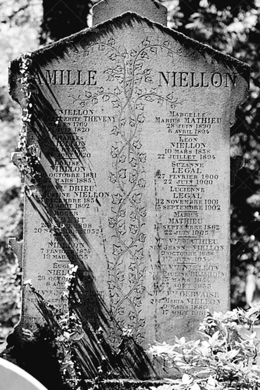 Black and white close-up shot on an Art Deco tombstone in Père Lachaise cemetary of Paris