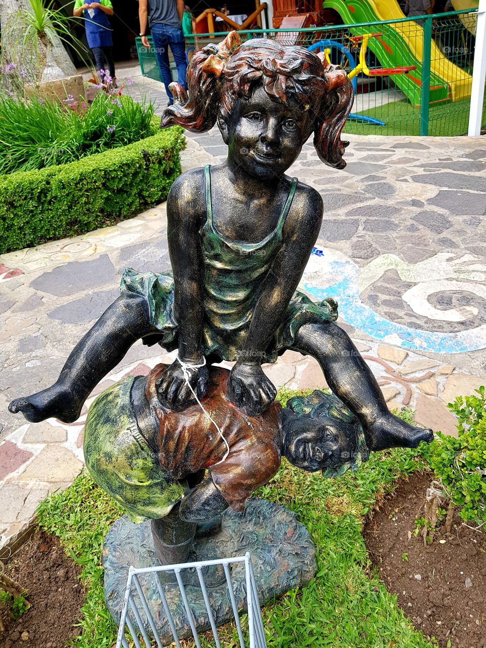 estatua de niños jugando