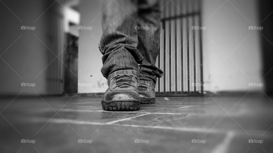 seguindo meus passos pisando no chão coturno pés caminhando
