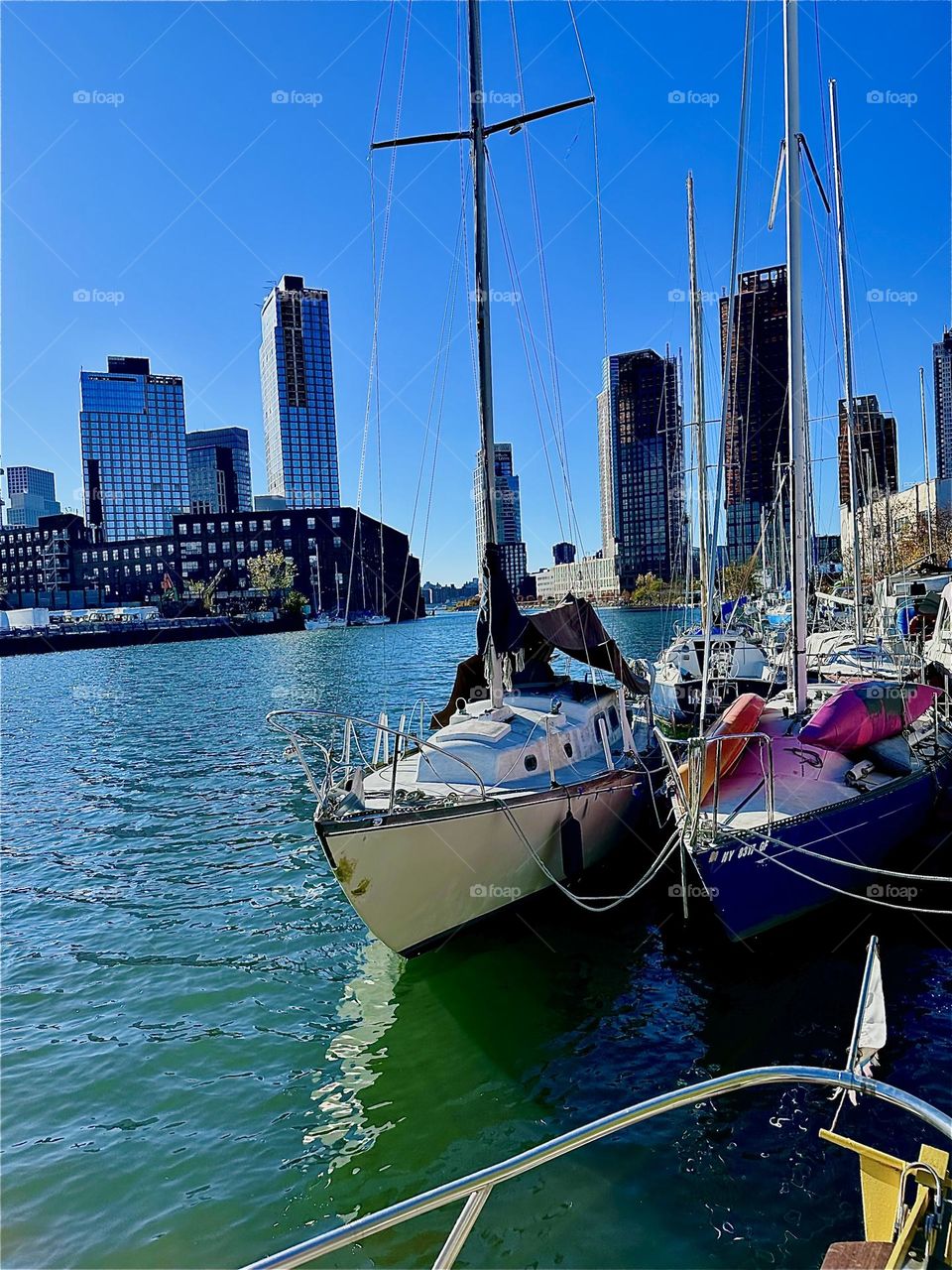 This is picturesque „Newtown Creek“ by the „Pulaski Bridge“ in LIC, Queens with its great variety of boats that are tied to the shore here in the afternoon sun of one of the last warm Indian summer days in early November 2023. Hypnotic Productions