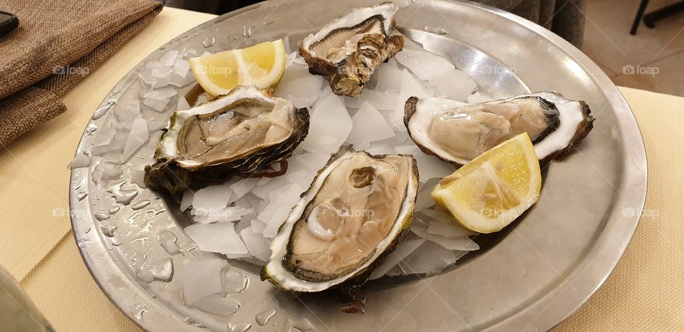 oysters with lemon