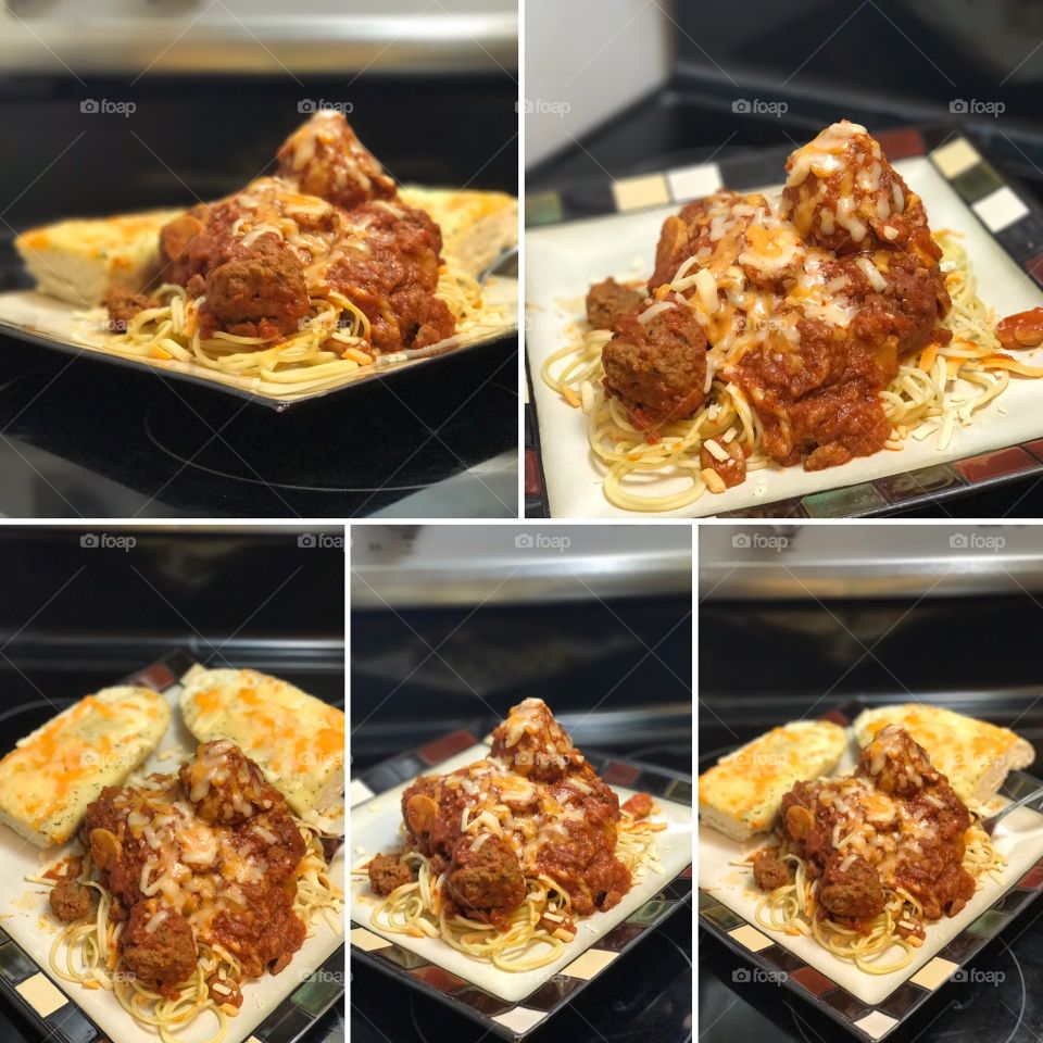 Spaghetti and meatballs with garlic bread and cheese 