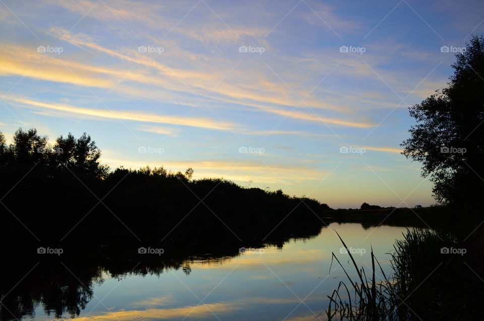 закат на реке