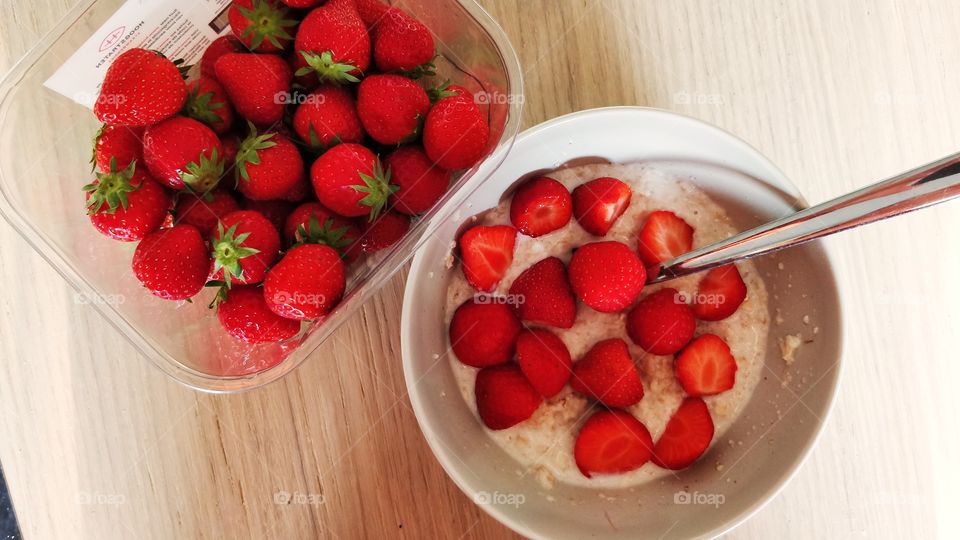 oatmeal porridge Strawberry