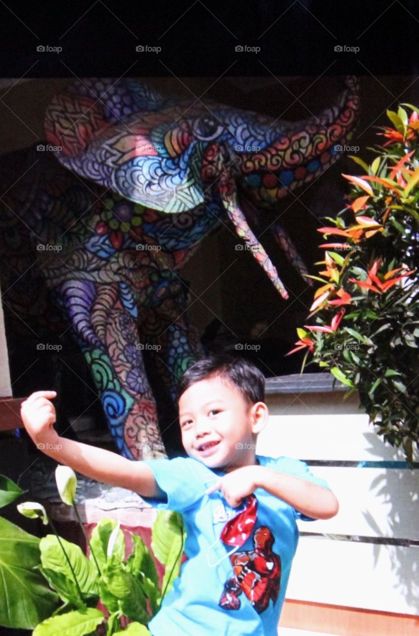 Looks very happy and happy when the children are brought to play in an elephant park and he is so lively that he can pose in front of the camera, that's my grandson