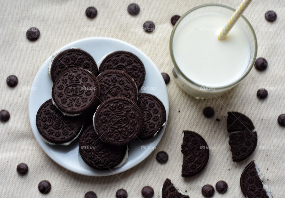 a glass of milk and oreo cookies