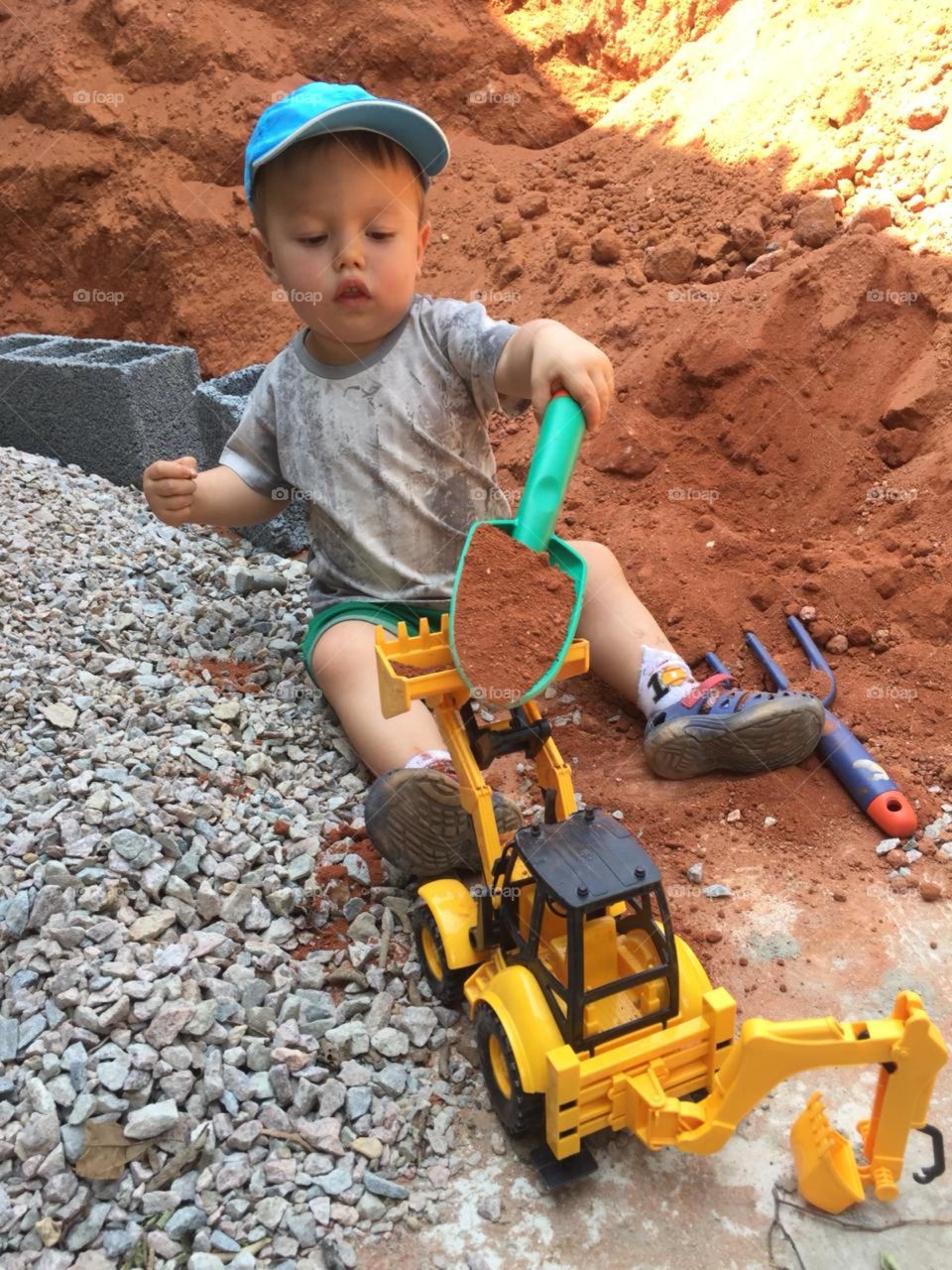 Hora de trabalhar. Quem não curte se sujar inteirinho na terra e brincar sem se preocupar? Esse é meu sobrinho Miguel. Para ele, não tem tempo ruim.