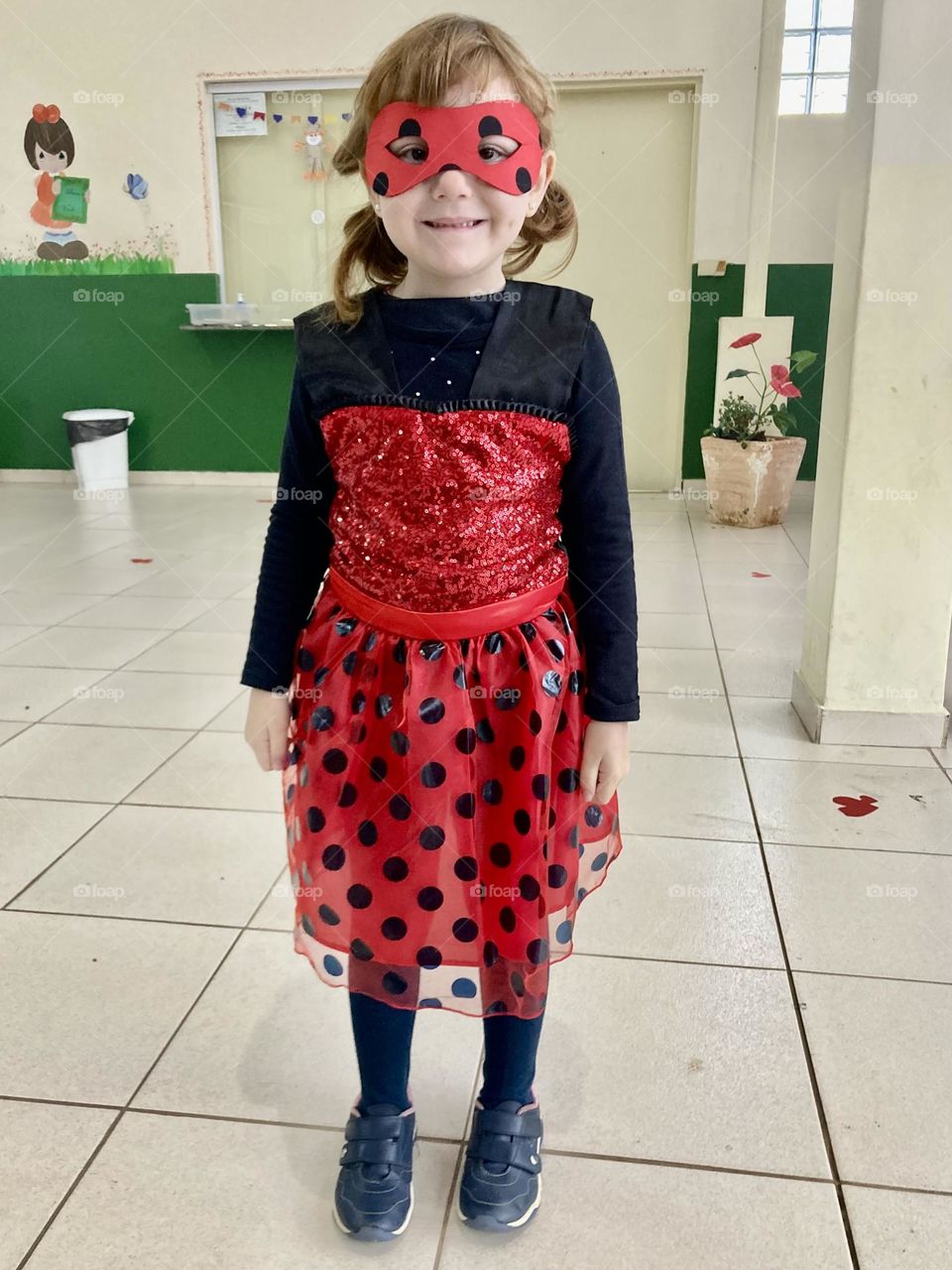 E na Gincana Solidária Junina da escola da minha filha, hoje o dia foi de: levar produtos de higiene aos carentes e assistir aula com fantasia!
Que tal minha Ladybug? 