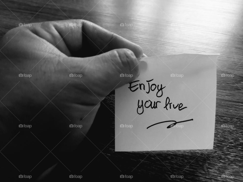 Motivational quotes on a small piece of paper