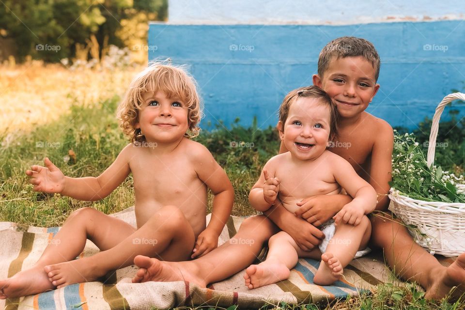 Smiling childrens in the midle of the summer