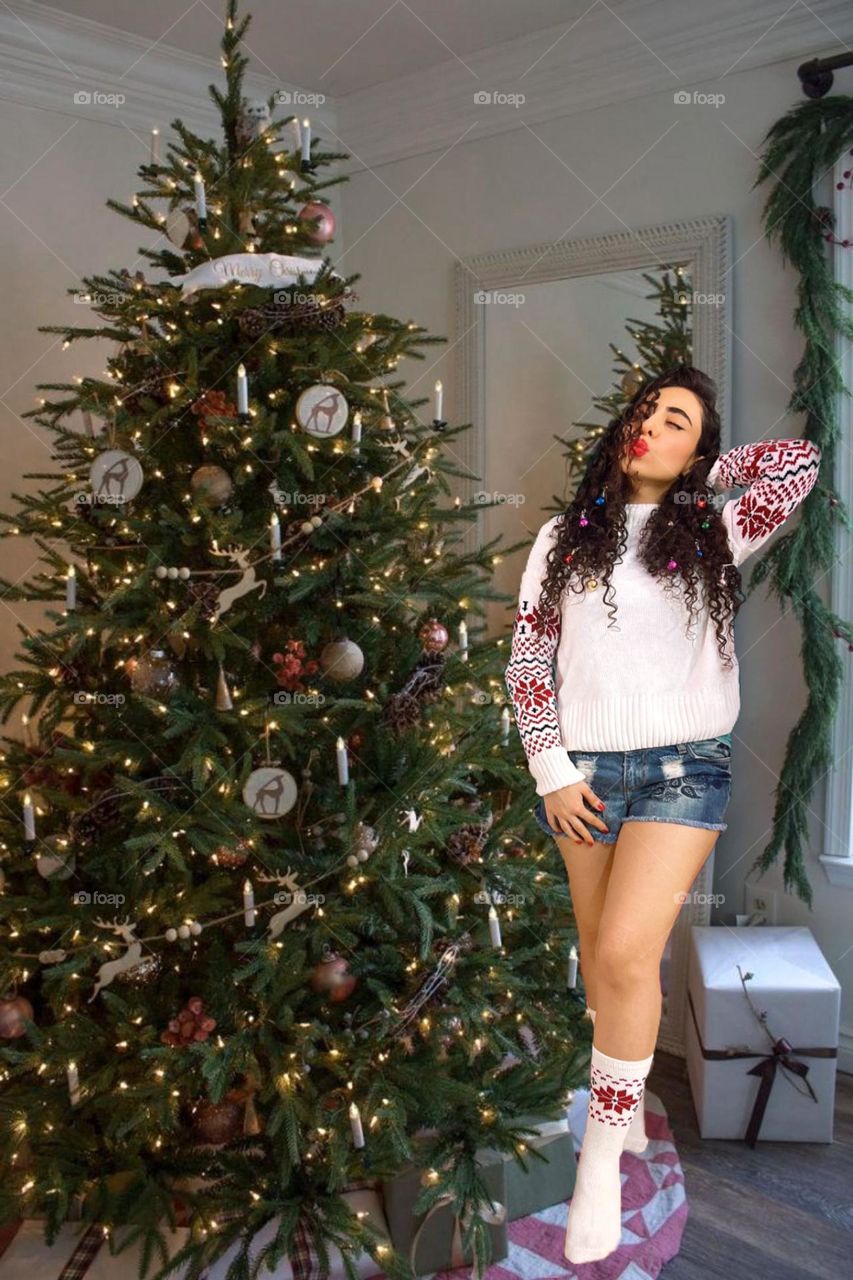 The curly-haired girl and the Christmas tree