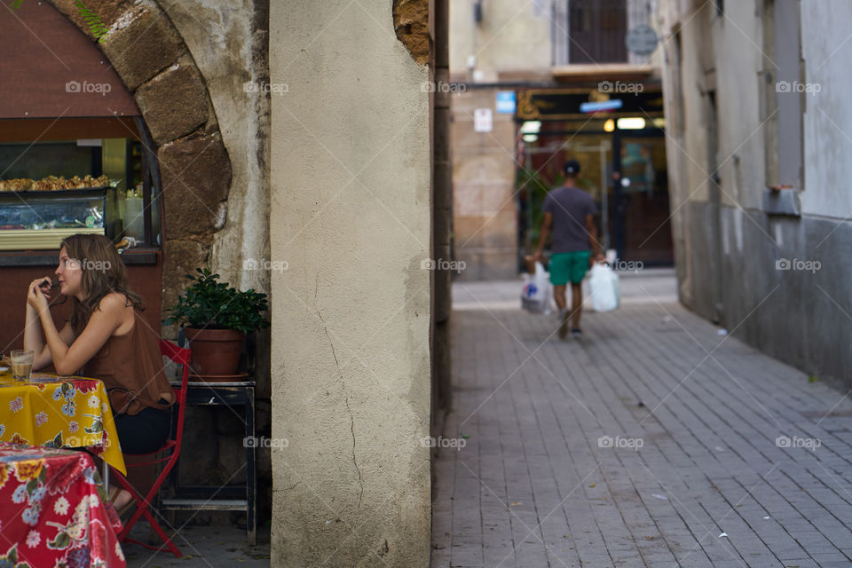 Barcelona street live. Cafe window vs street