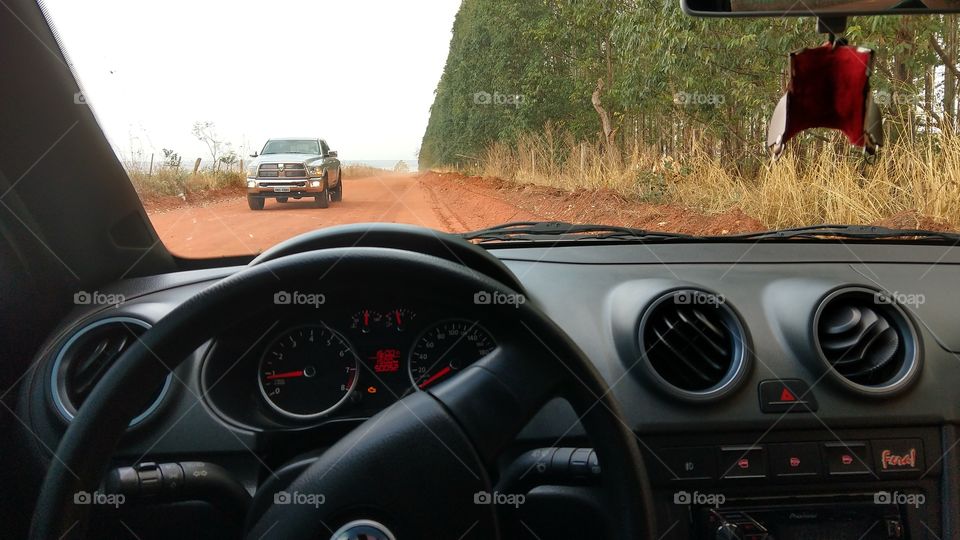 Viagem. Painel, volante, parabrisas, velocímetro. Interior de veículo na estrada.