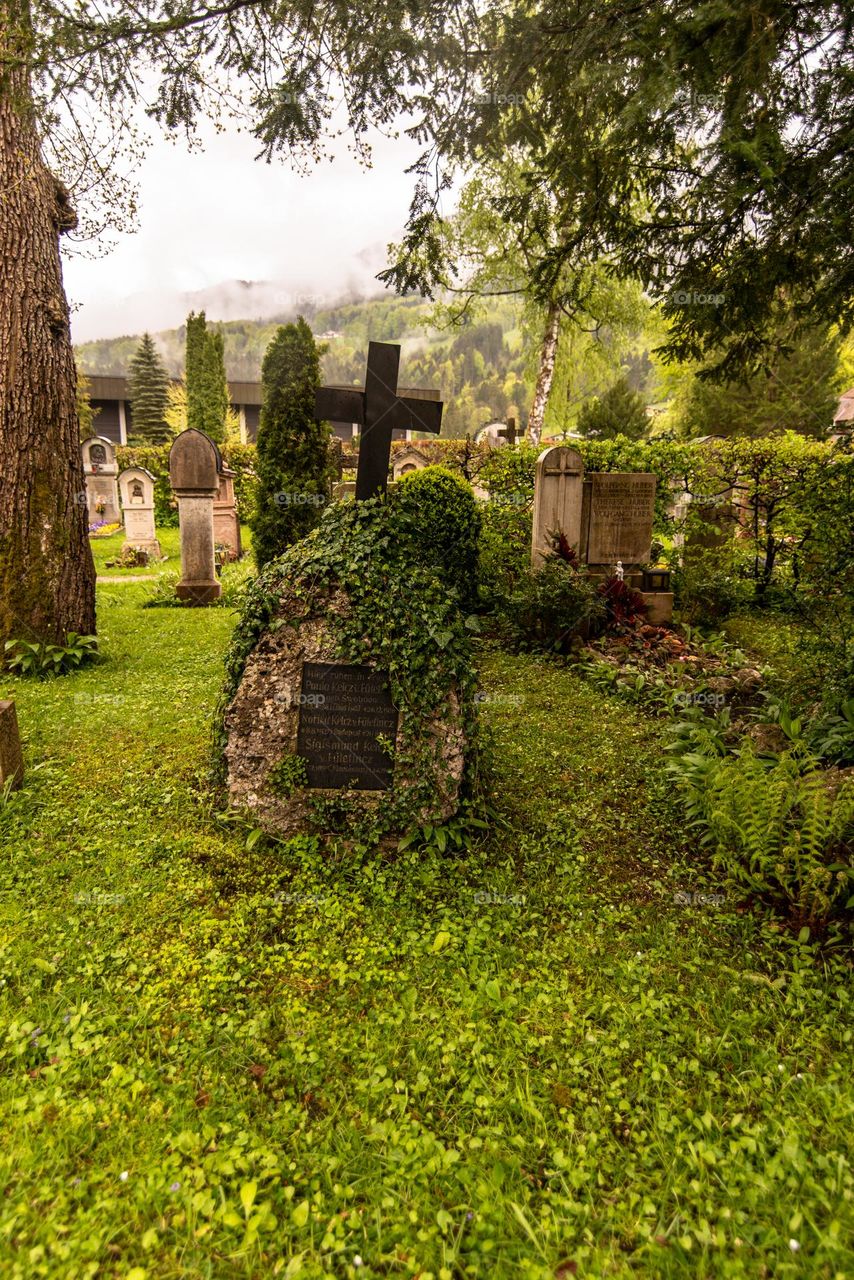 wiekowy europejski cmentarz