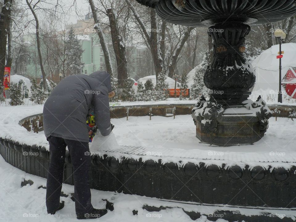 man makes snowman