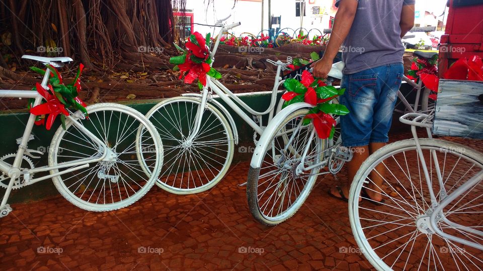 Dezenas ou centenas de bicicletas velhas recicladas, com tinta branca, enfeitando o centro da cidade e a praça central, no comemorativo fim de ano; Natal e Ano Novo.