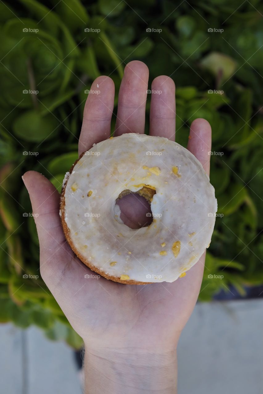 A doughnut in the hand. 