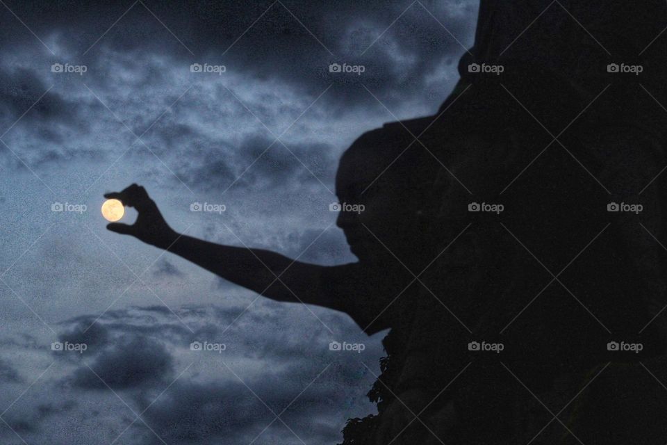 La luna en las manos
