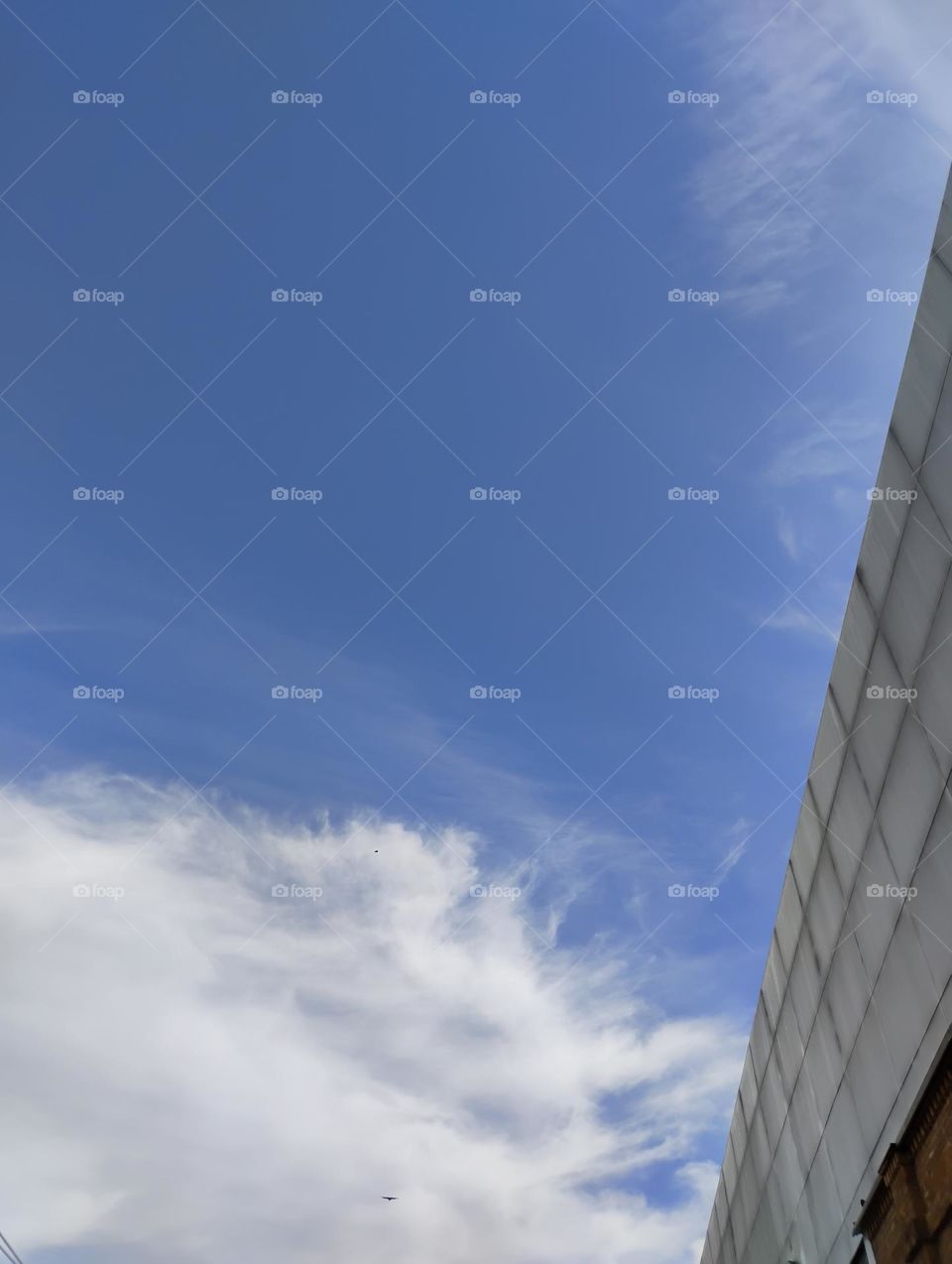 Céu anil, que tem  certa tonalidade de azul. A  cor azul-anil é uma derivação da cor azul,  considerada forte e poderosa por promover limpeza, proteção e purificação