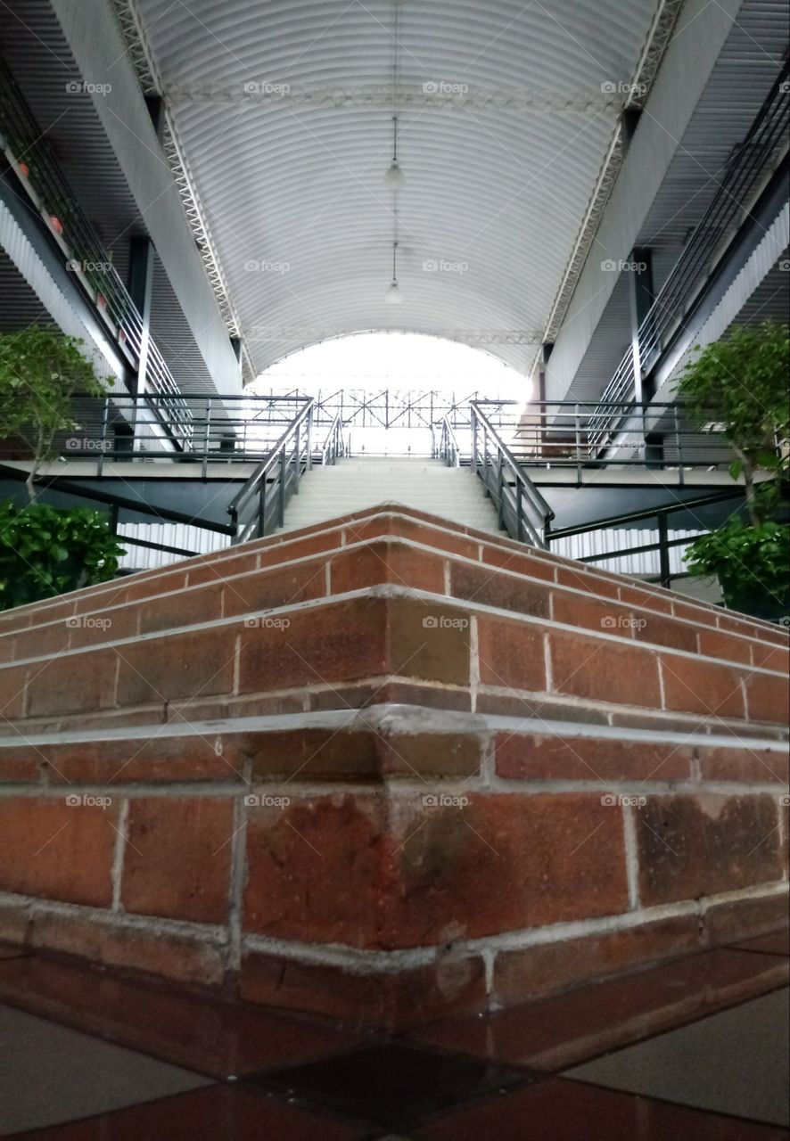 los verticales de la arquitectura moderna, las lineas emocionales que expresan un desempeño, una idea y un progreso. edificio ICAS. La Libertad, El Salvador