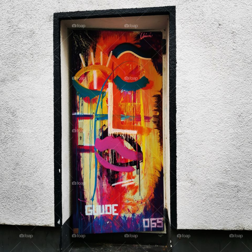 Graffiti at the door of Guude Pizza Frankfurt/Main