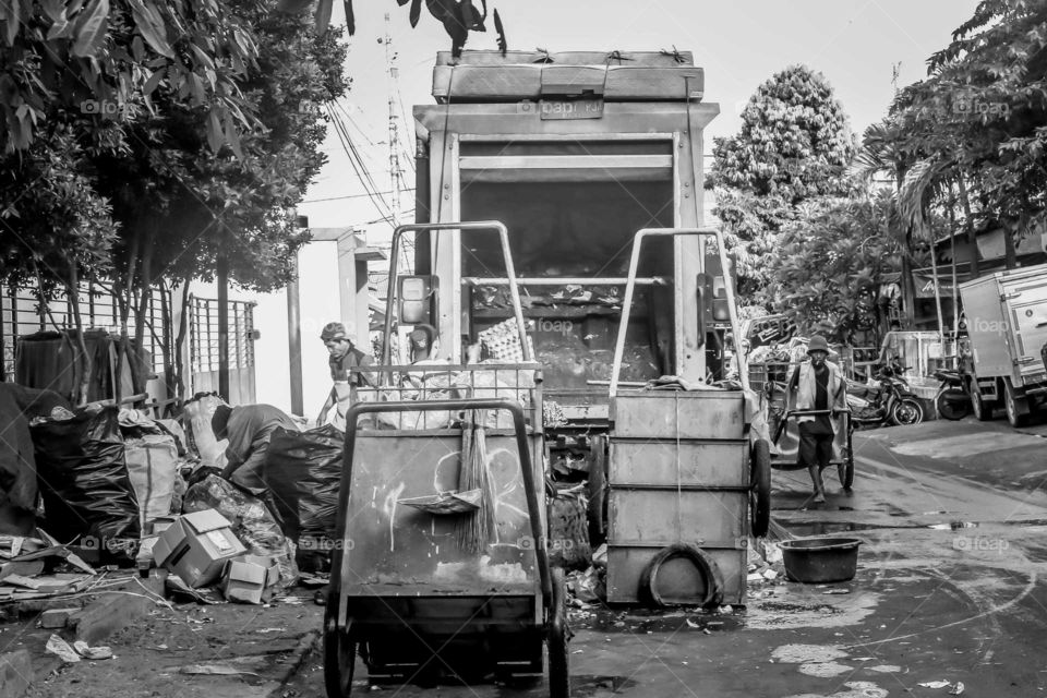 The Waste Management Freelance were selecting the garbage before dropping the garbage to garbage Jakarta,07March 2020.