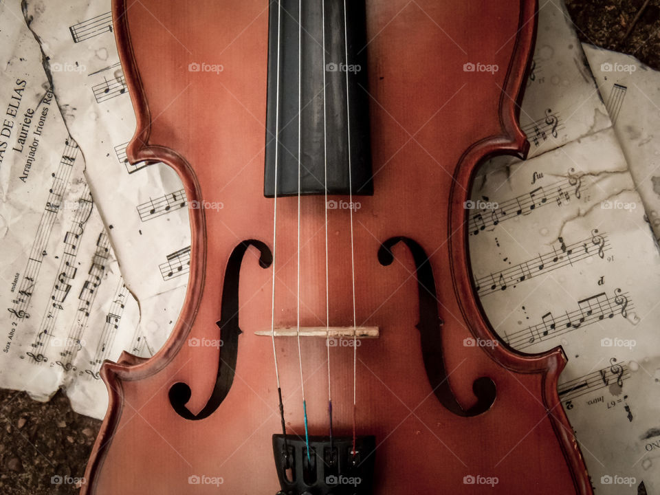 Violino and sheet music