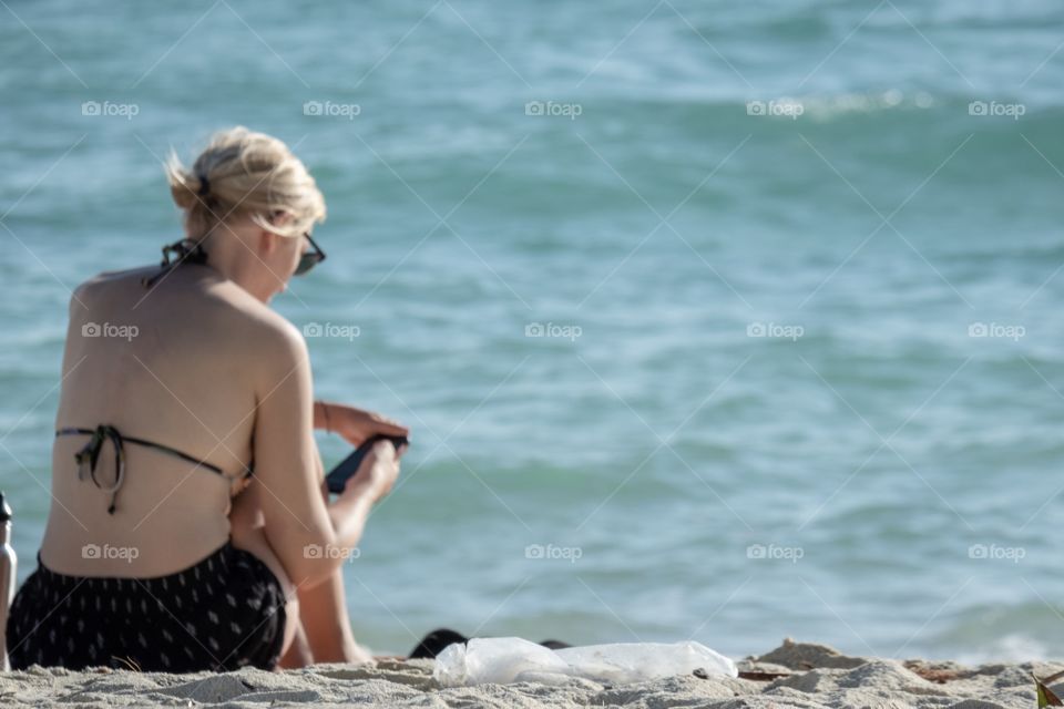 Beautiful woman sunbath on the beautiful beach .. thailand