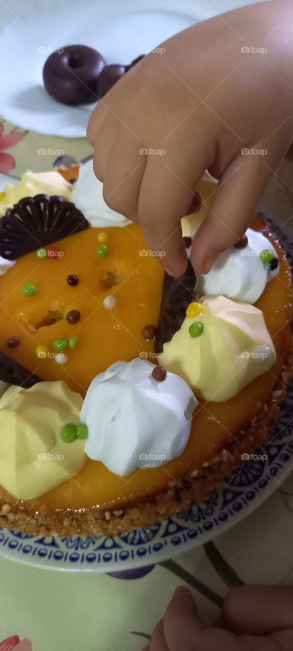 Manos de peques en tarta