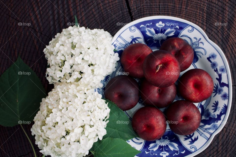 Fresh plums in a bowl