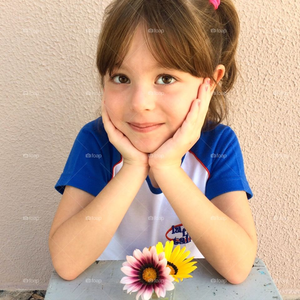 A charming smile here from Brazil, with a nice girl and her flowers so beautiful! / Um sorriso encantador aqui do Brasil, com uma menina simpática e suas flores tão belas!